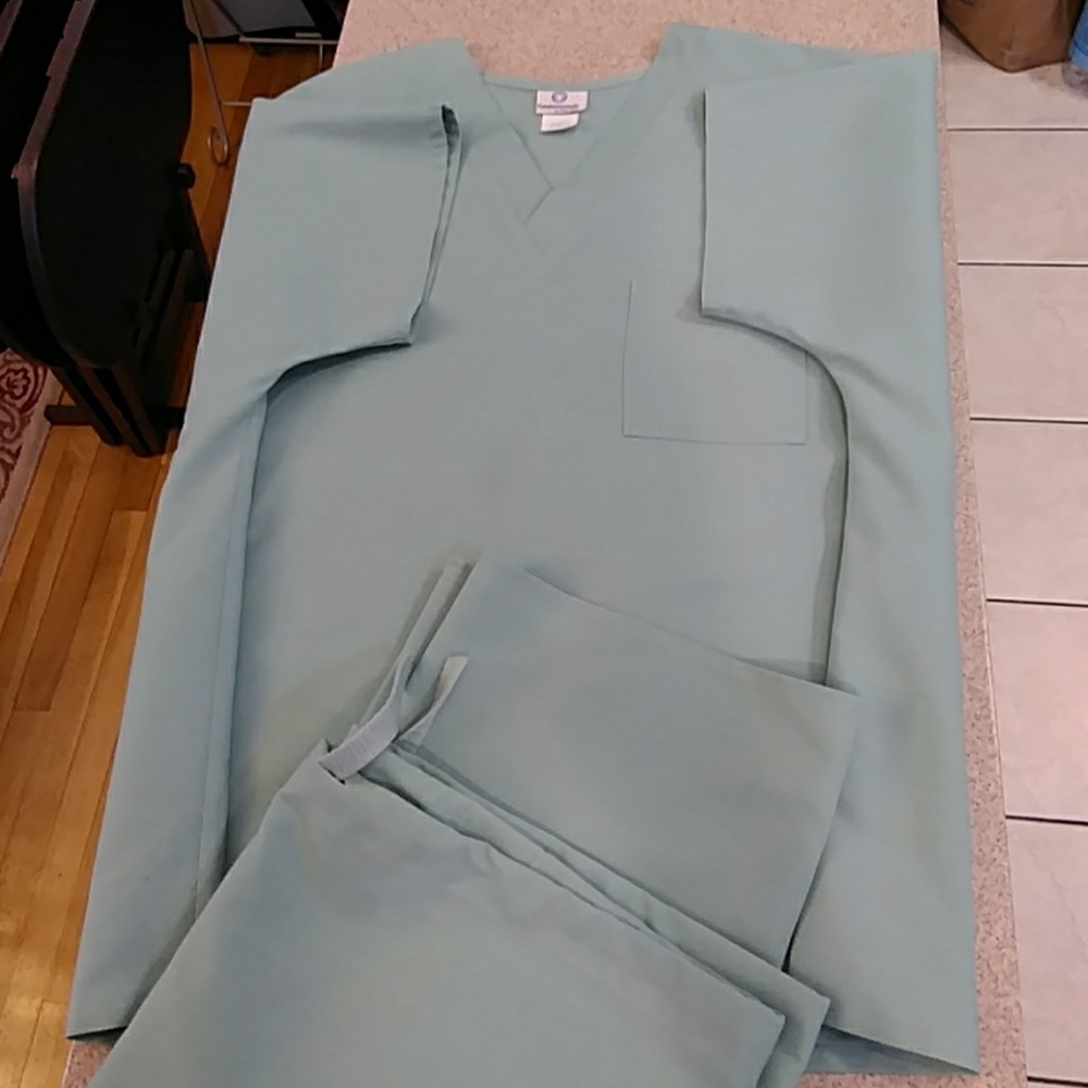 Women's scrubs